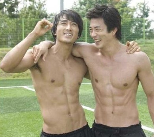 47. 우희진 아까 제가 헬레나 본햄 카터 적은 것 같은데 우희진씨 좀 헬레나 느낌 아닌가요... 옛날 얼굴이 하나도 안 변하고 그대로라는 것도 너무...