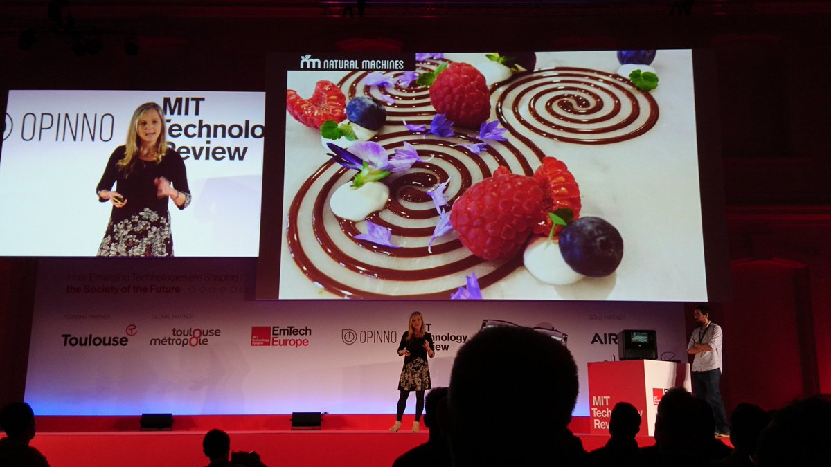 jfiliph's tweet photo. Demain j'imprime ma pizza 🍕 ?? Choc culturel en direct entre cassoulet-Land et @LynetteKucsma qui nous présente le 3D food printer de @NaturalMachines #EmTechEU #Cooking #food #Toulouse https://t.co/tybkIk4P4O