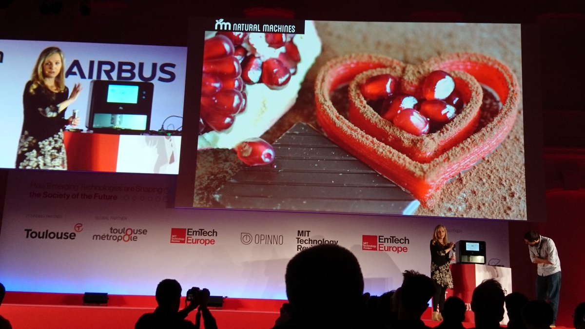 jfiliph's tweet photo. Demain j'imprime ma pizza 🍕 ?? Choc culturel en direct entre cassoulet-Land et @LynetteKucsma qui nous présente le 3D food printer de @NaturalMachines #EmTechEU #Cooking #food #Toulouse https://t.co/tybkIk4P4O