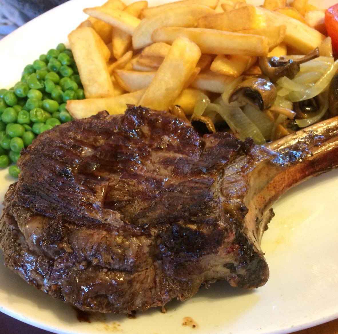 TheRedLionInnT1's tweet photo. The Red Lion King Steak - 19oz Cote de Beuf Steak with all the Trimmings for £24.95 #foodanddrinkdevon #tasteofdevon #devonpubgrub #pubgrub #steak #pubsindevon #foodindevon https://t.co/i20f6FgTJv