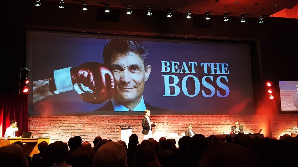 ChristianJuen's tweet photo. #SMC @AXA_SCHWEIZ in Baden: Show beyond 2020! Bis jetzt sehr überzeugend, unterhaltsam und erfrischend! Kompliment! #AXAwall @MaierAndy @LHeinzer https://t.co/JmnM1G0skL