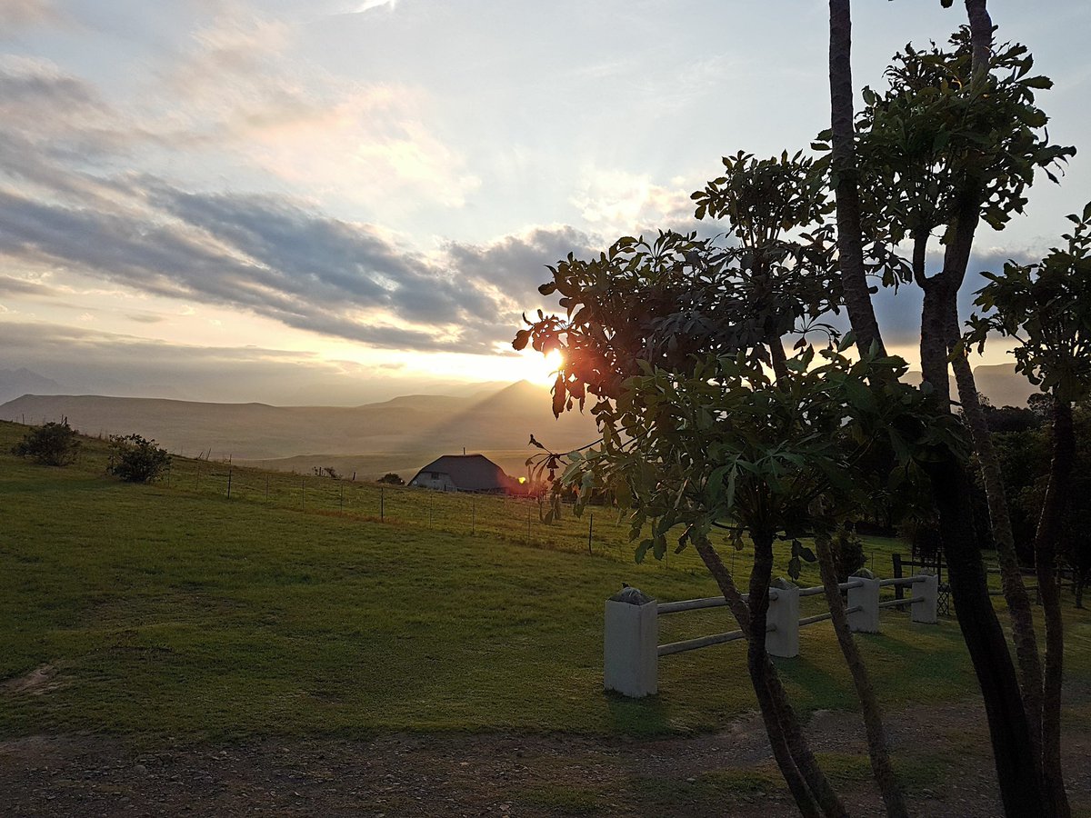 berghouse's tweet photo. Ray's of sunshine from an impressive #sunset #champaine weather #rest and #recoup in this magical little #paradise in the #Drakensberg mountains #meetsouthafrica @TravelGround @BBC_Travel @VisitSA_UK https://t.co/FAnbJcLKmo