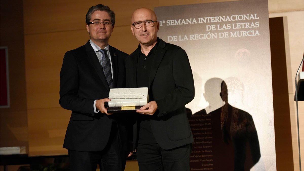 🏅 Óscar López y <a href="/PaginaDosRTVE/">Página Dos</a> (producido por nuestros compañeros de <a href="/wearegoroka/">Goroka</a>) han sido otorgados con el 'Premio al Fomento de la Lectura' de la Semana Internacional de las Letras de Murcia <a href="/Exlibrismurcia/">Exlibris Murcia</a>