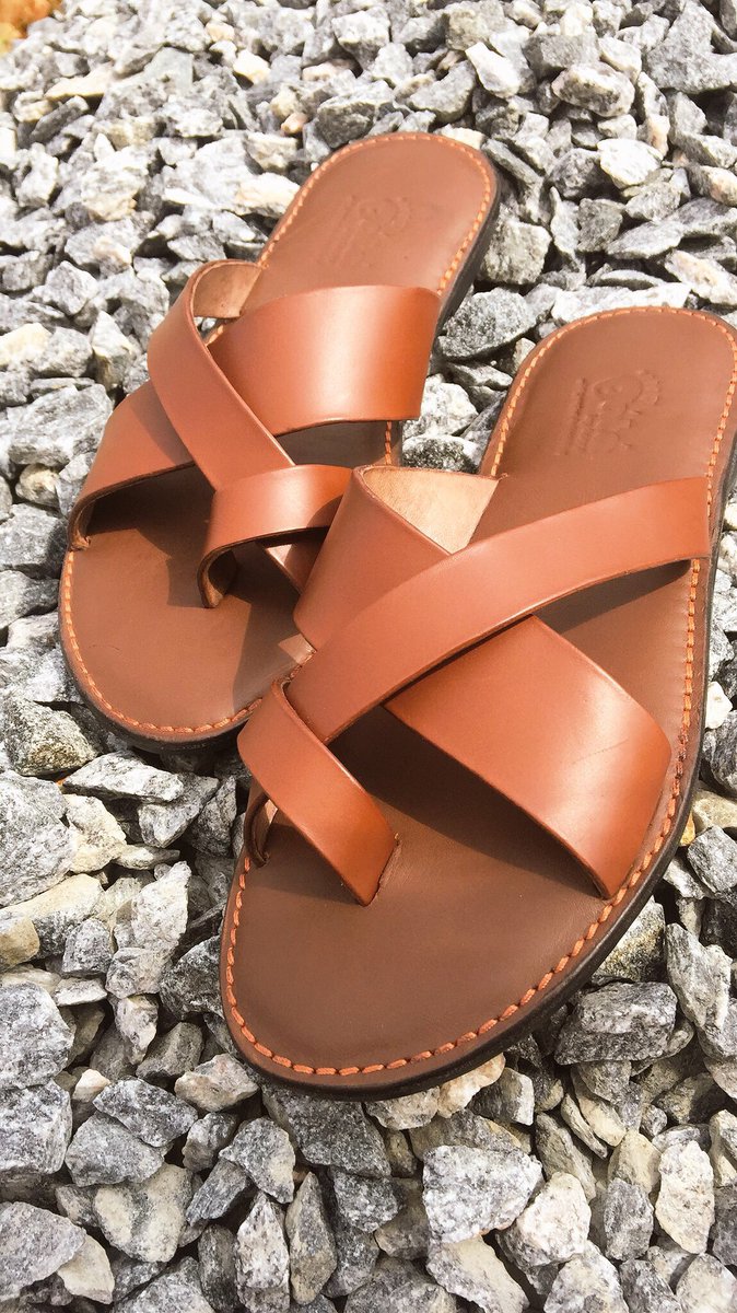 Temitayoo_'s tweet photo. Rlly Brown slips 🔥🔥
Available in Custom colors
If this got to your TL hit RT thank you 😊 
NGN 7,500 https://t.co/KFjg6cPmLd