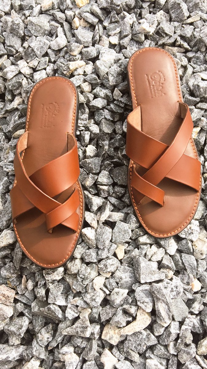 Temitayoo_'s tweet photo. Rlly Brown slips 🔥🔥
Available in Custom colors
If this got to your TL hit RT thank you 😊 
NGN 7,500 https://t.co/KFjg6cPmLd