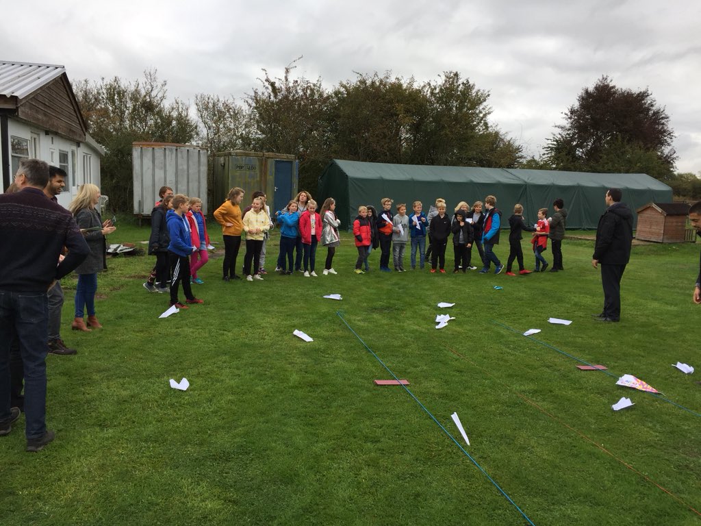 _msk25's tweet photo. @AeroSociety Let the fun begin! School children trying their hand at flying paper airplanes! #CoolAeronautics https://t.co/UeSbPtjsOZ