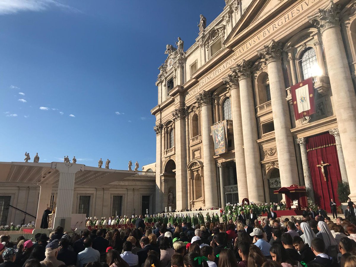 vaticannews_fr's tweet photo. Le Synode sur les jeunes s'est ouvert ce matin par une messe présidée par #Pontifex_fr sur la place Saint-Pierre, en présence des pères synodaux mais aussi de jeunes venus notamment de France! #Synod2018 https://t.co/StESFKP3MS