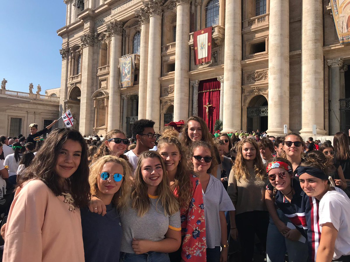 Le Synode sur les jeunes s'est ouvert ce matin par une messe présidée par #Pontifex_fr sur la place Saint-Pierre, en présence des pères synodaux mais aussi de jeunes venus notamment de France! #Synod2018