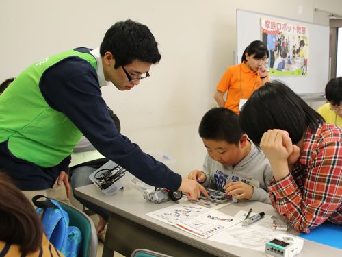 ট ইট র 石巻専修大学 公式 9月29日 土 高大産連携プロジェクトの一環として 経営学部 工藤周平ゼミと株式会社 富士通コンピュータテクノロジーズ 石巻工業高校 石巻西高校が連携し 小学生とその親子を対象に 家族ロボット教室 を開催しました