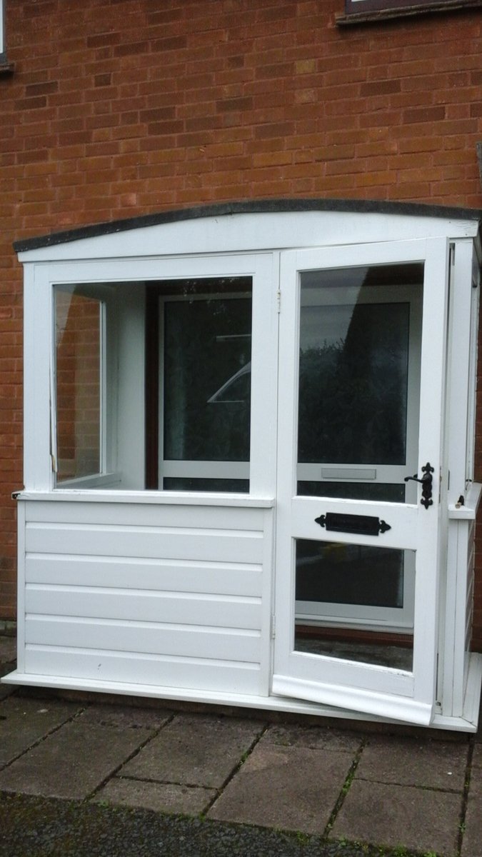 Fusion_Windows's tweet image. A lovely before and after shot of a porch installed for Mr and Mrs M. They were delighted with the job from start to finish