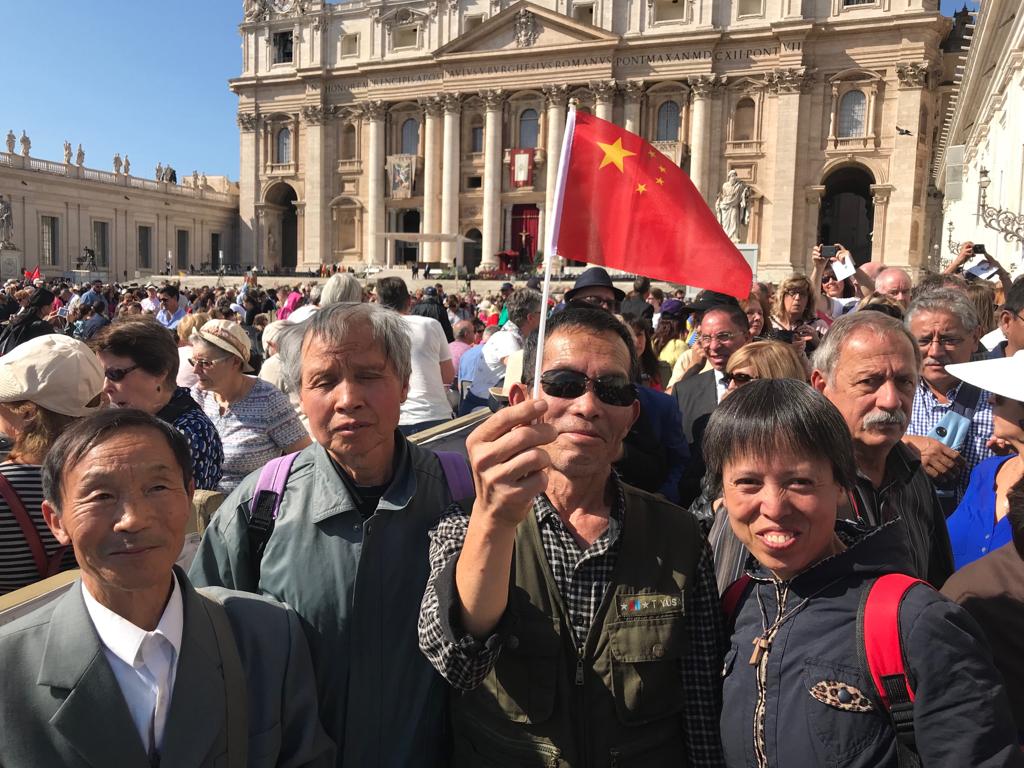 Des pèlerins venus de Chine continentale ont participé ce matin à la messe célébrée sur la Place Saint-Pierre. Pour la première fois, deux évêques venant de République populaire de Chine participent à une assemblée synodale au Vatican. #Synod2018