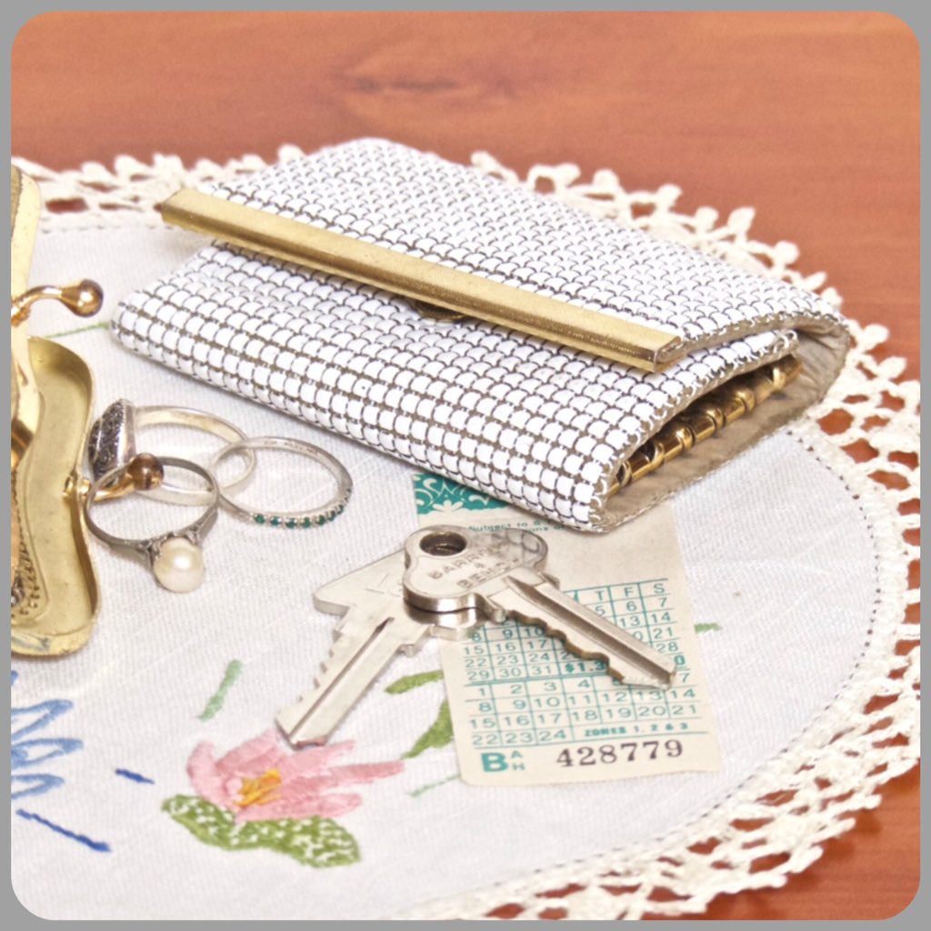 jessabellainoz's tweet photo. Key mesh wallet in Almond Cream Colour to prevent the keys scratching the wallet or your phone in your handbag
#meshwallet #keywallet #vintagewallet #etsyvintagestyle https://t.co/48zD35NysI https://t.co/yGoEtjxD0A