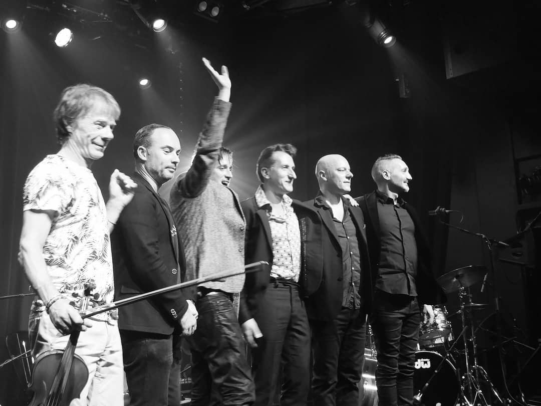 ThomasDutronc's tweet photo. Merci pour ces deux premiers soirs au @flow_paris ! 😊
#concert #flowparis #lesespritsmanouches #merci #LiveIsLove
https://t.co/KtFaRogow4 https://t.co/y8C5o5ya7Y