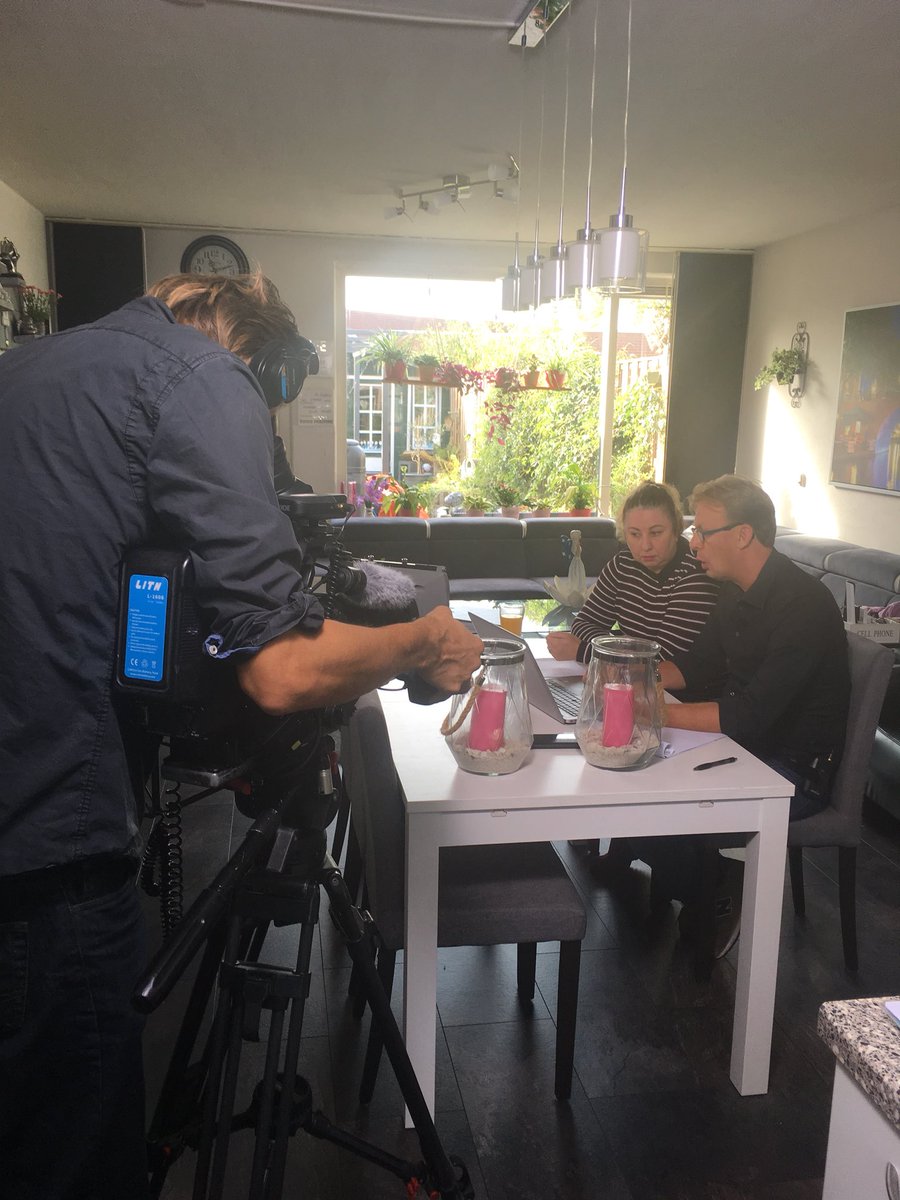 Monique krijgt hier te horen dat ze maar liefst 5000 euro kan besparen. Nieuwsgierig of jij dat ook kan? Kijk zaterdag naar #Kassatv, #geldbesparen #verzekeringen #overstappen