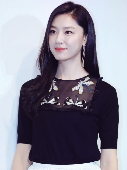 47. 우희진 아까 제가 헬레나 본햄 카터 적은 것 같은데 우희진씨 좀 헬레나 느낌 아닌가요... 옛날 얼굴이 하나도 안 변하고 그대로라는 것도 너무...