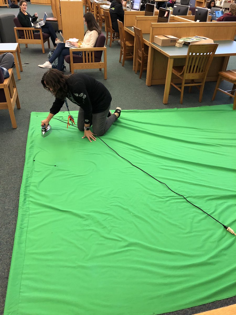 HWTechHelpDesk's tweet image. @j_wilsonHW getting ready for #hwstemdiscoverynight! Don’t tell her family - she has a strict “no-iron” policy at home. #greenscreen