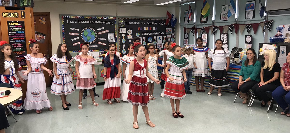 MDCPS_BEWL's tweet photo. Having fun reading and singing in Spanish promoting biliteracy at the 2018-2019 Kick-Off Club de Libros Univision 23 @SeminoleElem @MDCPSAcademics @MiamiCAO https://t.co/edjspFn4Ub