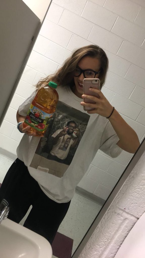 nellychillin's tweet photo. Someone dressed up as MEEEEEE for meme day at my old high school 😭😭😭😭😭 https://t.co/PIajxnENuG