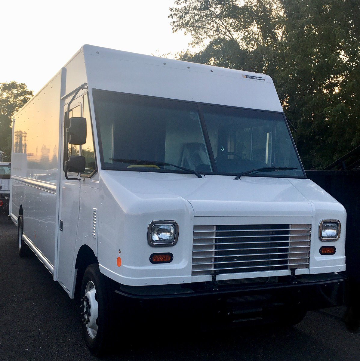 EmporioMeatball's tweet photo. New truck, who dis? ๐๐ด #foodtruck #comingsoon #emporio #sofreshandsoclean #staytuned #brandnew #fullycustomized #newtruckwhodis #foodtruckpgh #pittsburgh #foodie #eats #ballsohard #ballin #happyhumpday https://t.co/6TD1IBEgb5