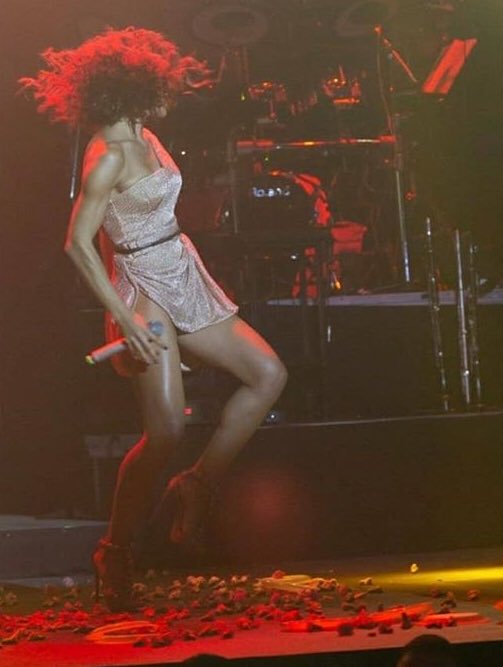 mpouldozafans's tweet photo. Cyprus, she burned ya! 🇨🇾❤️ @Eirinipa24 #live #summertour #singer https://t.co/ZogZJ2uM2i