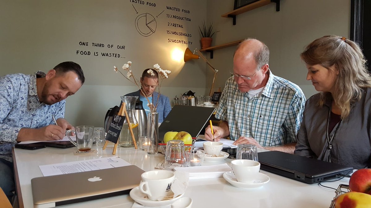 SOwhatprojecten's tweet photo. Wat een leuke laatste dag van het Keurmerk College! De deelnemers voldoen aan de eisen van #100procentKringloop, nl een professionele organisatie voor mens en milieu. Dat is feestelijk afgesloten bij @INSTOCK_NL. En een mand vol cadeaus als blijk van waardering. Ik ben trots. https://t.co/Mbj6Kwqi7Z