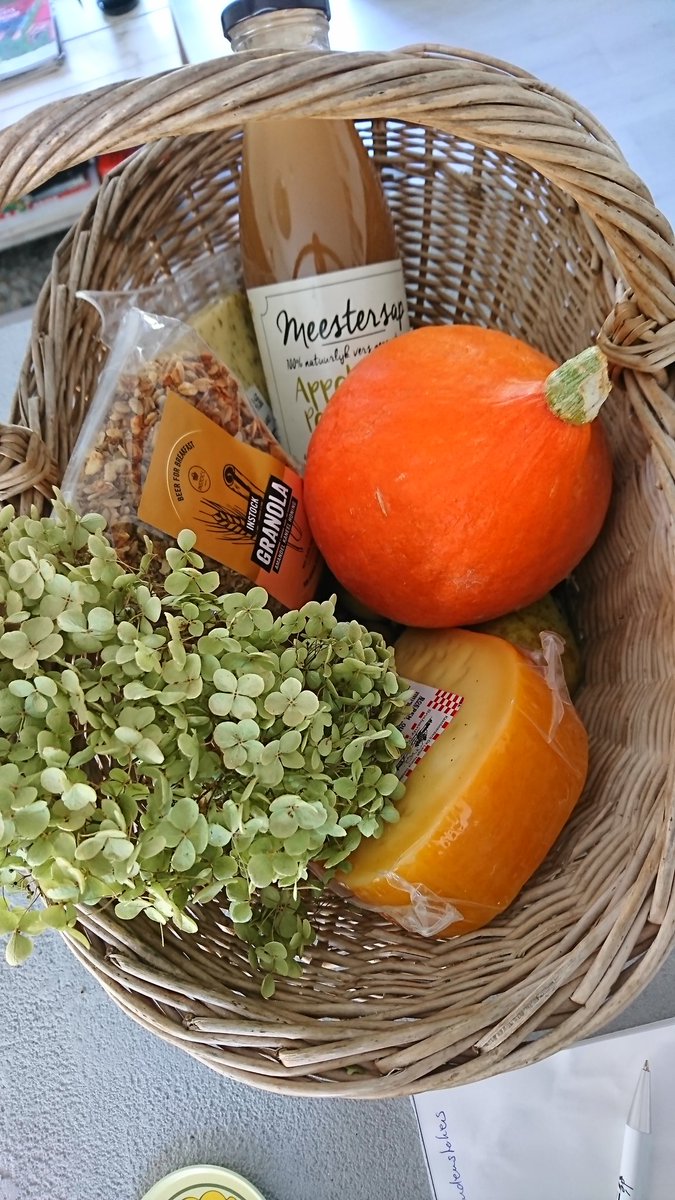 Wat een leuke laatste dag van het Keurmerk College! De deelnemers voldoen aan de eisen van #100procentKringloop, nl een professionele organisatie voor mens en milieu. Dat is feestelijk afgesloten bij <a href="/INSTOCK_NL/">Instock</a>. En een mand vol cadeaus als blijk van waardering. Ik ben trots.