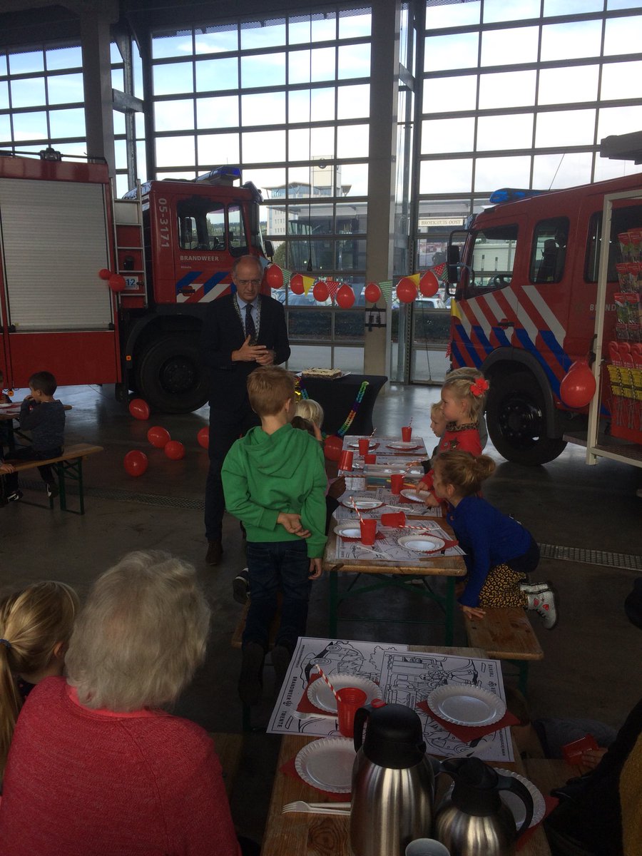 StephanWevers's tweet image. Aftrap Twentse Brandpreventieweken door @OnnovVeldhuizen #Enschede #kinderfeestje. “Doe de deuren dicht, heb een vluchtplan en zorg voor rookmelders.#. Laat de roze wolk geen rookwolk worden @BrandweerTwente