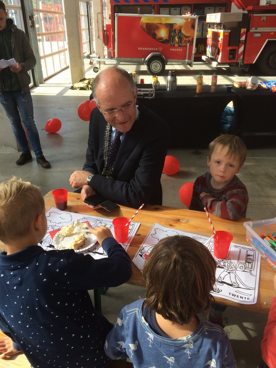 StephanWevers's tweet image. Aftrap Twentse Brandpreventieweken door @OnnovVeldhuizen #Enschede #kinderfeestje. “Doe de deuren dicht, heb een vluchtplan en zorg voor rookmelders.#. Laat de roze wolk geen rookwolk worden @BrandweerTwente