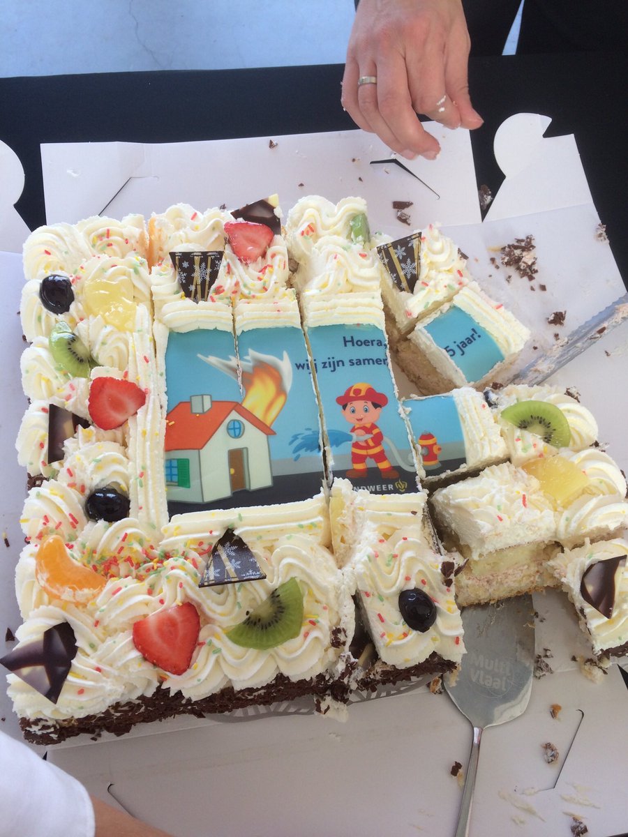 StephanWevers's tweet image. Aftrap Twentse Brandpreventieweken door @OnnovVeldhuizen #Enschede #kinderfeestje. “Doe de deuren dicht, heb een vluchtplan en zorg voor rookmelders.#. Laat de roze wolk geen rookwolk worden @BrandweerTwente