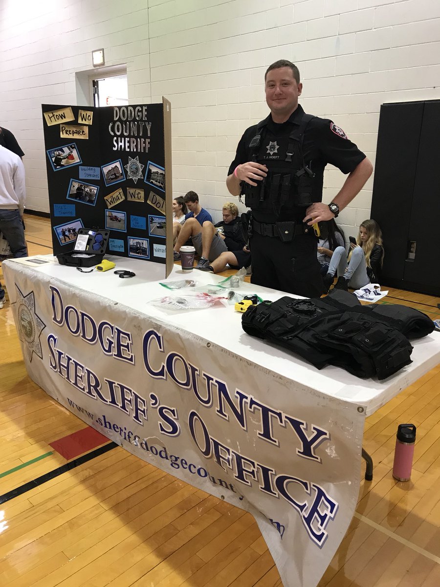 depfrankDCSO's tweet photo. We are at the Career Fair at the Fremont High School today! Talking to the future, about the future. #beacop @DodgeCosoNE https://t.co/pMQ6kWqWko