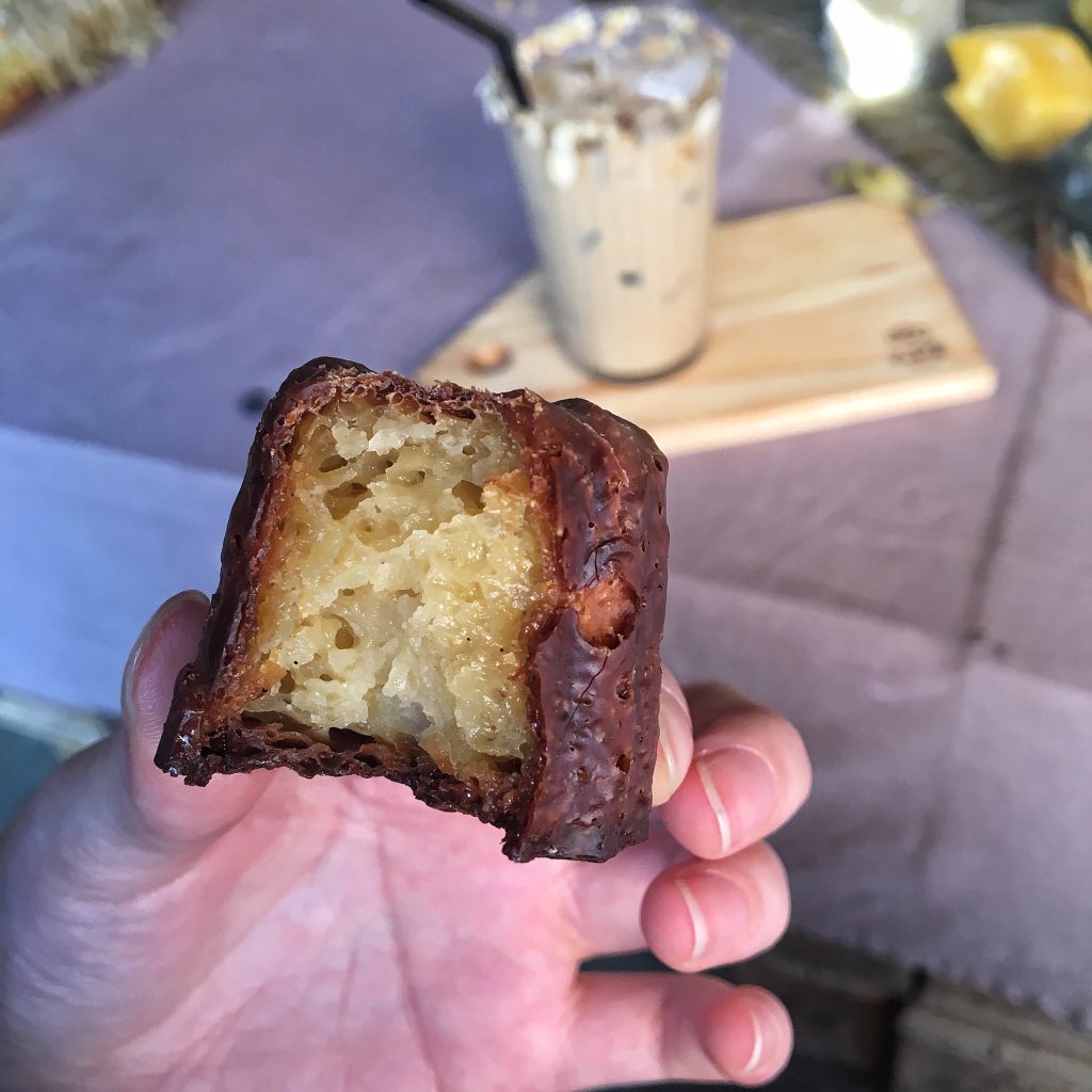 혜화 아뻬서울

실제로 양봉을 해서 얻은 꿀로 만든 디저트와 음료를 파는 가게.
이곳은 까눌레 맛있다 겉은 바삭하고 속은 촉촉한데 돈 좀 보태서 아이스크림 까눌레샌드로 시킬 것을 추천함 왜냐면 까눌레 위에 꿀도 발라주셔서 더 바삭하고 진한 바닐라 아이스크림과 궁합이 정말 잘 어울리기 때문