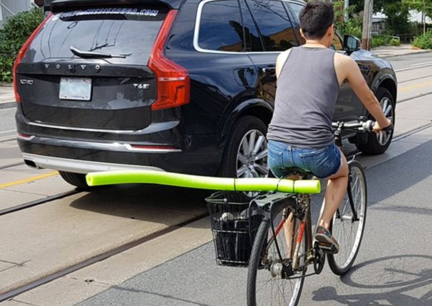 StreetsblogUSA's tweet photo. Toronto cyclists are using pool noodles to remind drivers to pass them at a safe distance. Via @blogTO https://t.co/ft6qaqdTK4 https://t.co/4AdF1CrUTR