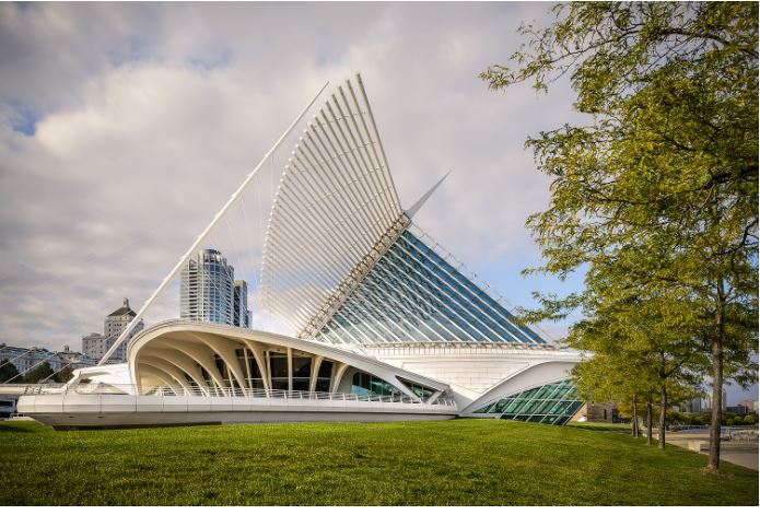 MilwaukeeArt's tweet photo. Happy World Architecture Day! Did you know that Santiago Calatrava, the architect behind the Museumโs iconic Quadracci Pavilion, designed sensors on the โwingsโ to continually monitor wind speed and direction? #WorldArchitectureDay. Photo: John Magnoski https://t.co/sXncGNgY2P