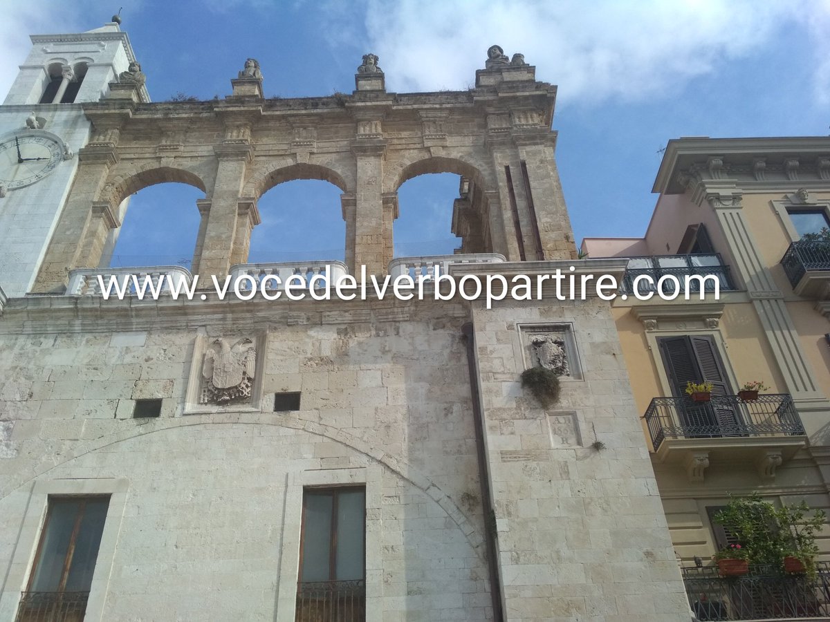 VoceDelVerboPar's tweet photo. È dalla bellissima città di #Bari che inizia il #presstour "Andar per borghi in Valle d'Itria"!Sei giorni per scoprire una terra magica... 
https://t.co/dojdHvscUo

#bdm2018 #valleditria #weareinpuglia 
@press_tour @DiscoverItalia https://t.co/RwlPKVv7g4