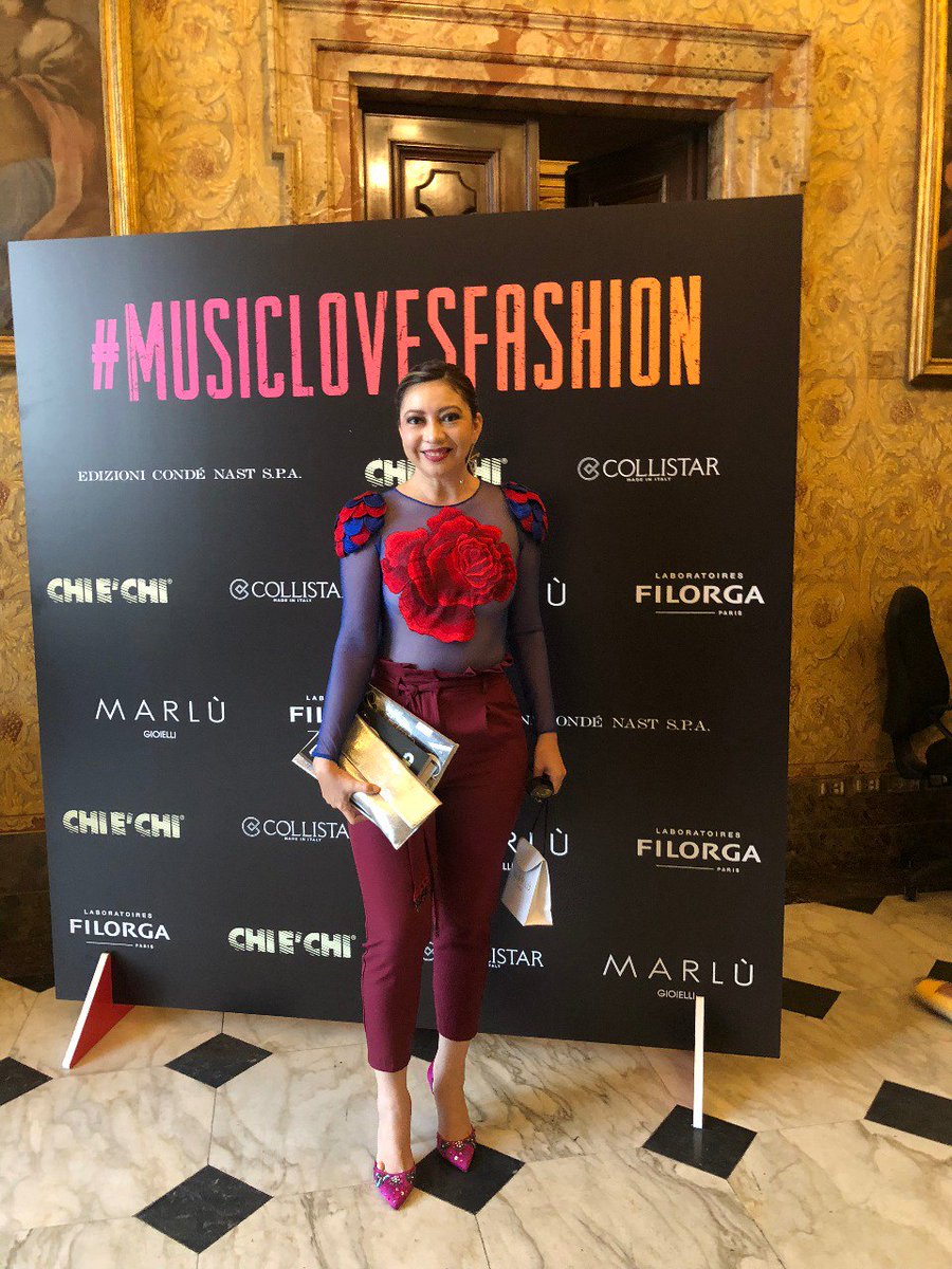 ligiaaguayo's tweet photo. En la #redcarpet de los #chiechiawards durante el @M_fashionweek con el presidente de @cameramoda y el galardonado diseñador de calzado @giuseppezanotti 👠 / #top @at_designer #pantalón @lydialavin #accesorios @deliopuertoJM y #clutch #pamelaaguiarpa #ligiaaguayo #fashionlife https://t.co/2cA3DySwtd