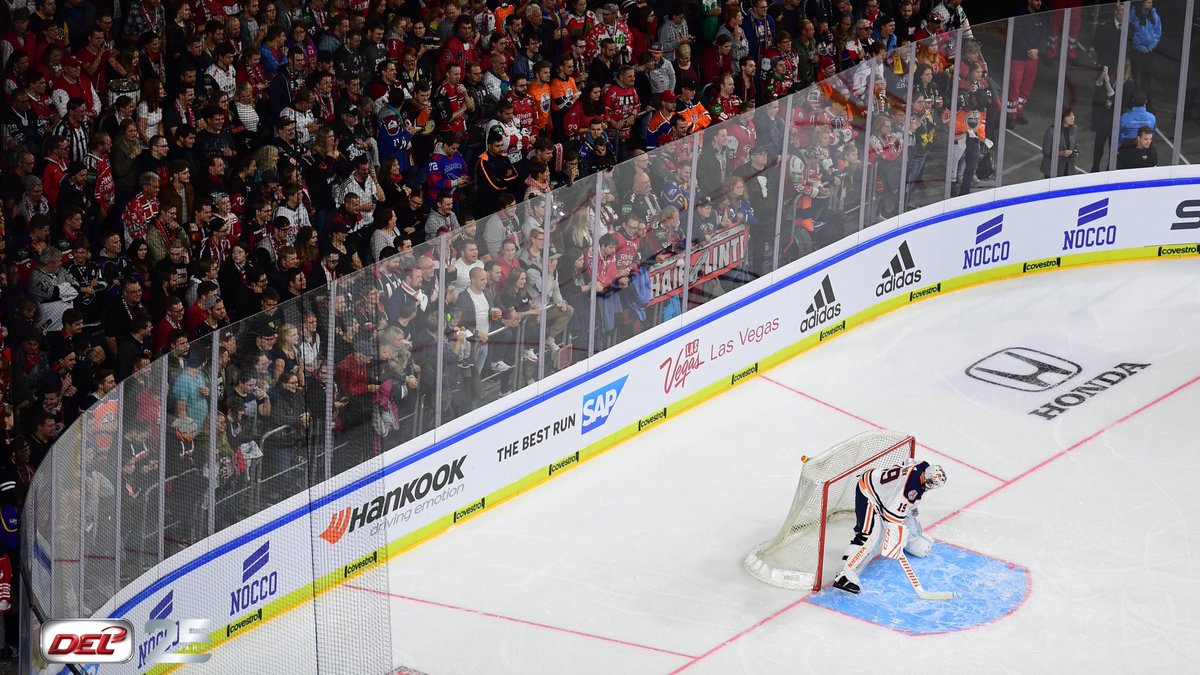 DELoffiziell's tweet photo. „Ihr werdet nie Deutscher Meister“ 🎶🎵🎶 Fans der @Koelner_Haie_72 an die @EdmontonOilers. 😂🤣😂👌🏻 https://t.co/iCUvKNFWN2