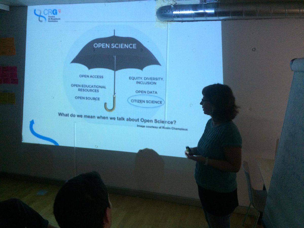 CRGenomica's tweet image. Now, @elibroglio is the next to present #CitizenScience to our new students #PhDCourse #CRGTraining #CitSci #openscience