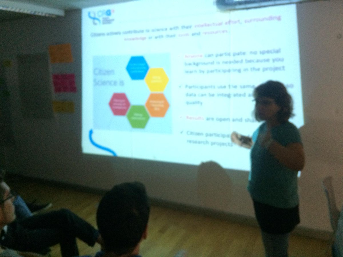 CRGenomica's tweet image. Now, @elibroglio is the next to present #CitizenScience to our new students #PhDCourse #CRGTraining #CitSci #openscience