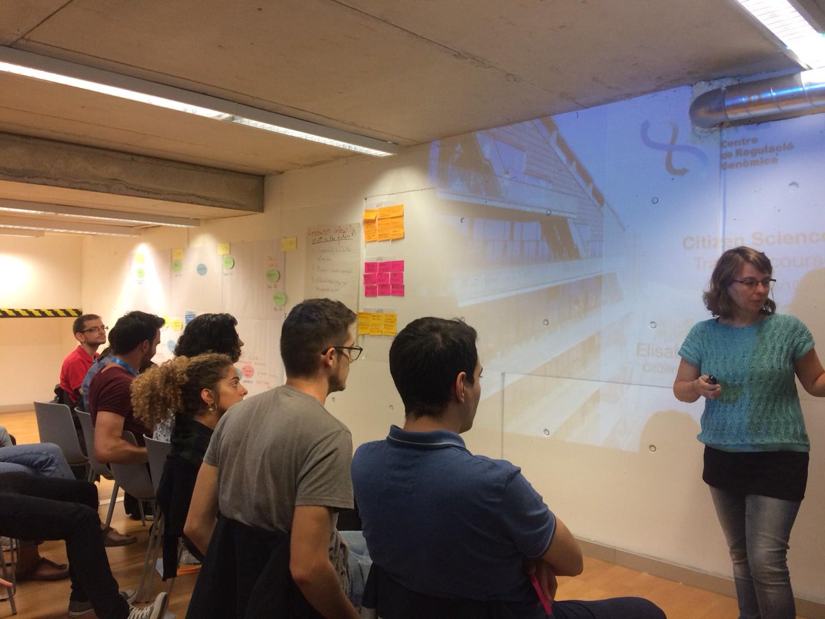 CRGenomica's tweet image. Now, @elibroglio is the next to present #CitizenScience to our new students #PhDCourse #CRGTraining #CitSci #openscience