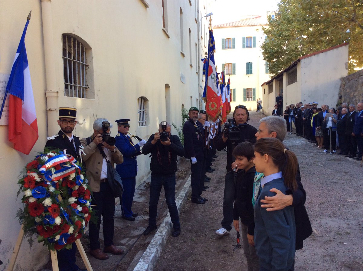Prefet2A's tweet photo. 75° anniversaire de la libération de la #Corse
Hommage à Fred #Scamaroni et à la #Résistance présidé par @gdarrieussecq à la citadelle de @VilledAjaccio
Ses derniers mots, sur le mur de sa cellule "Je n'ai pas parlé Vive De Gaulle Vive la France ! https://t.co/Ig92oEdJAP