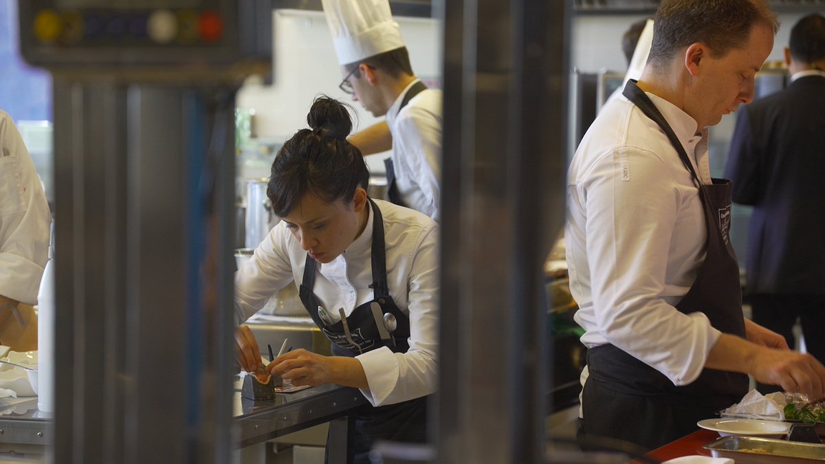 RTVECatalunya's tweet photo. 👩‍🍳🔥Fogons encesos a @SecundarisTV! Avui Sue Chávez, cap de cuina de @Xef_Ruscalleda, mostra com és el seu dia a dia al restaurant Sant Pau. A les 20:35h @la2_tve. #gastronomia #cuina #TVECatalunya https://t.co/7kd7LzlkL2