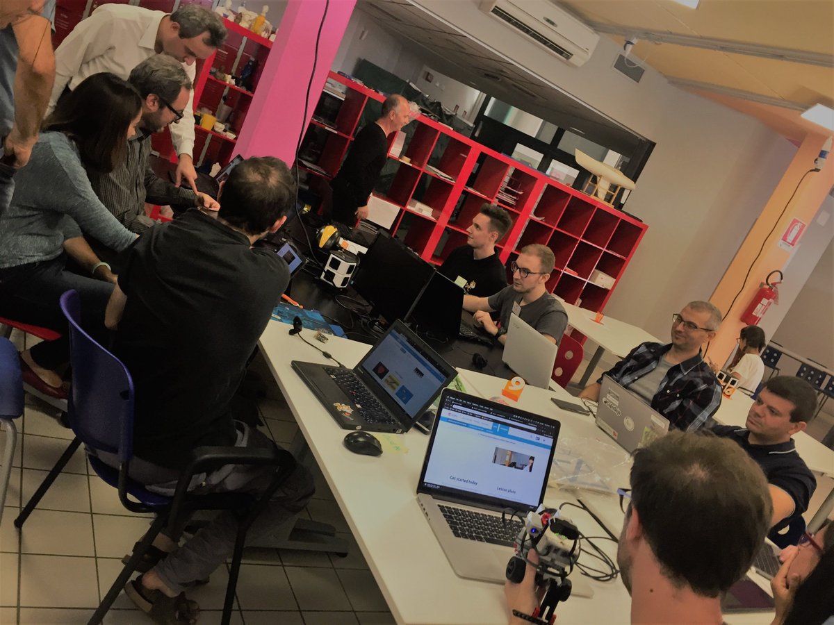 coderdojopd's tweet image. Che possiamo fare ?!? Ma giocare ovviamente !! Se ci divertiamo noi si divertono sicuro anche i nostri piccoli amici ...
#coderdojoPD #coderdojoBO #coderdojoFossò #coderdojoTione