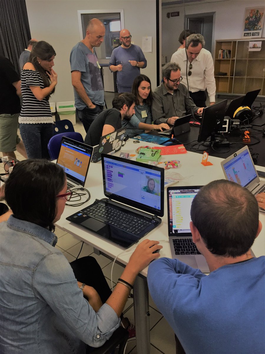 coderdojopd's tweet image. Che possiamo fare ?!? Ma giocare ovviamente !! Se ci divertiamo noi si divertono sicuro anche i nostri piccoli amici ...
#coderdojoPD #coderdojoBO #coderdojoFossò #coderdojoTione