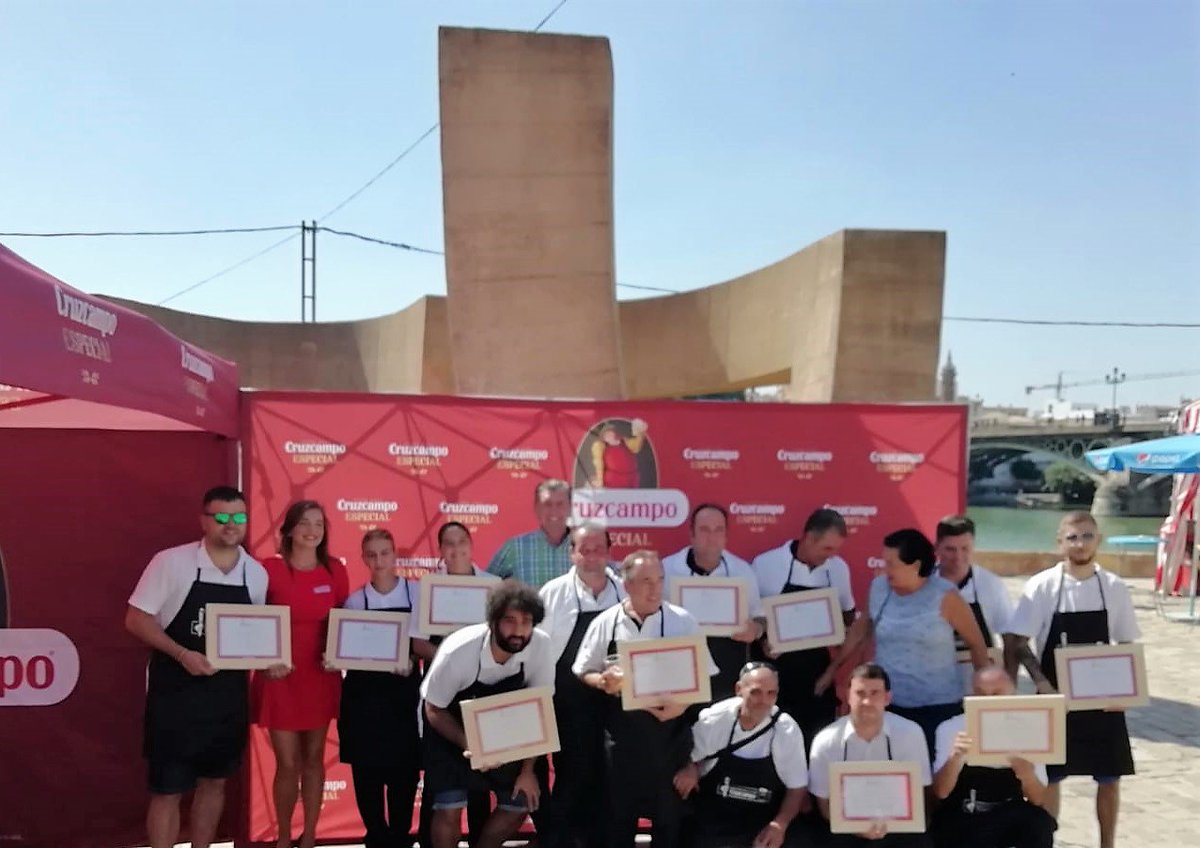 Excelente segunda edición de la <a href="/VelaSanMiguel_/">Velá de San Miguel</a> donde Cruzcampo organizó su concurso de tiradores de cerveza con más de 20 participantes del sector de la hostelería. Nuestro equipo de Plaqué se encargó de la gestión y montaje del evento, así como del personal de apoyo e imagen