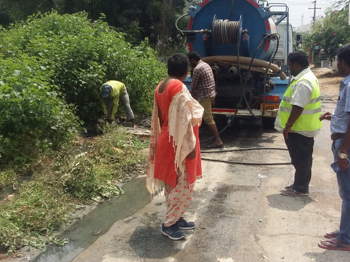 amoh_circle20's tweet photo. @Aravind3011 @zcwz_ghmc @KTRTRS Dear citizen, we have been frequently engaging Airtech machine.Below photo showing the contents from manhole .The new drainage line has been started. https://t.co/sjxBuePtD4