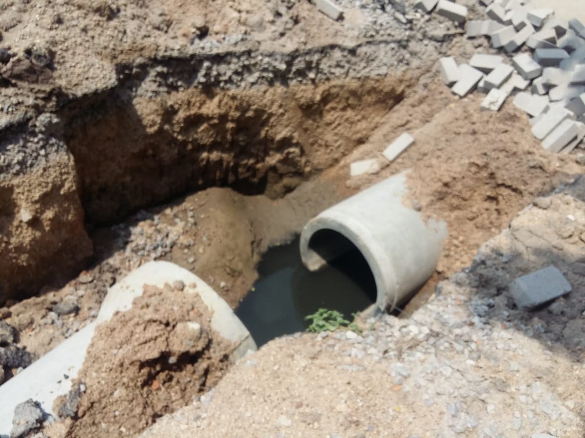 amoh_circle20's tweet photo. @Aravind3011 @zcwz_ghmc @KTRTRS Dear citizen, we have been frequently engaging Airtech machine.Below photo showing the contents from manhole .The new drainage line has been started. https://t.co/sjxBuePtD4