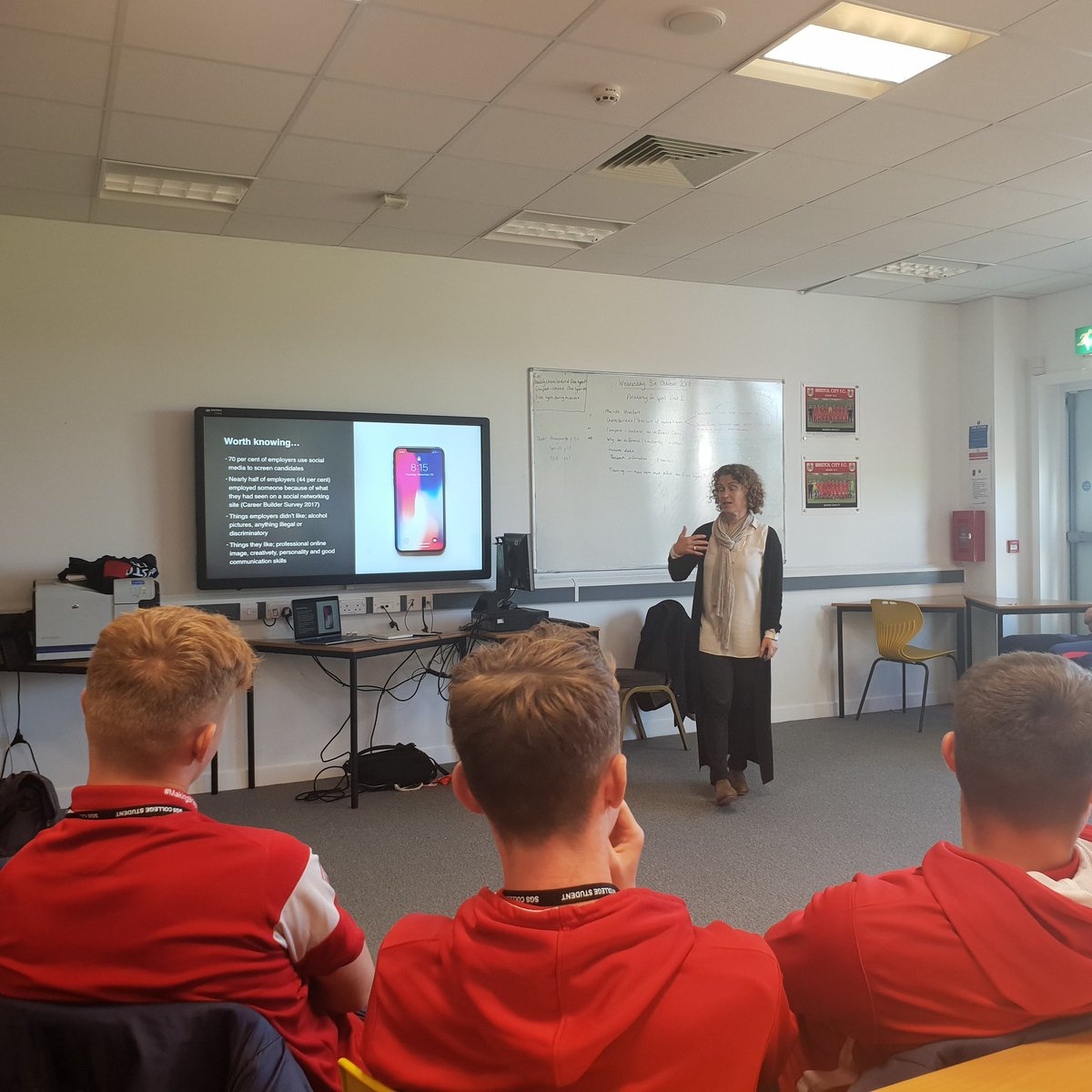 📲 Fantastic life skills session with @WoodCathy for our U18s this morning. We've discussed how to use social media safely and responsibly... There's going to be a few profile changes tonight 👀😆 @LFEonline #socialmedia #education #BristolCity 🔥