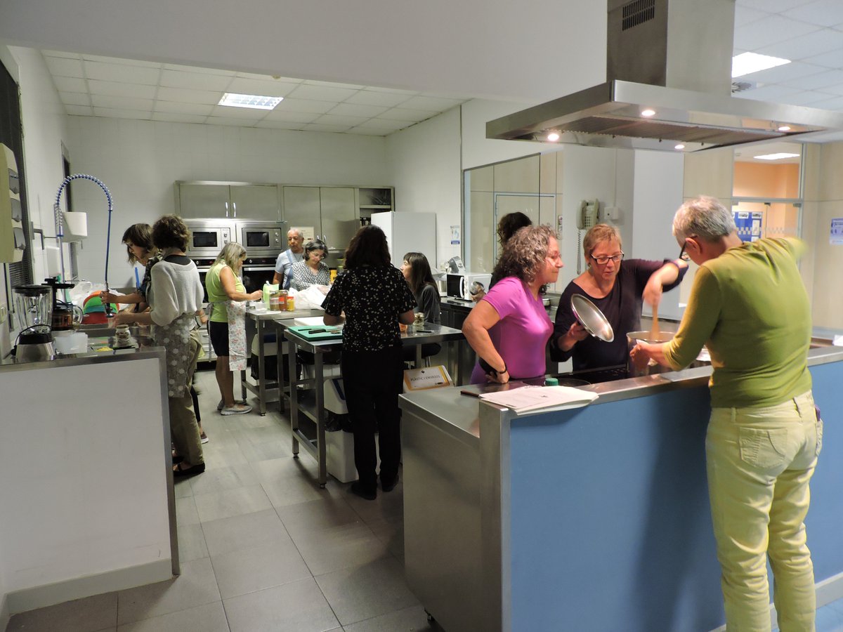 CCElSortidor's tweet photo. 👩‍🍳 Amb @AstridvanGinkel encetem el cicle d'etnobotànica [https://t.co/iOqZLnDJGw] que seguirà la setmana que ve amb una xerrada de Marc Talavera d'@eixarcolant. Atenció perquè encara queden places per aquesta activitat gratuïta! Inscriu-te ara: https://t.co/iOqZLnDJGw #ataula https://t.co/1RfavkoJ4r