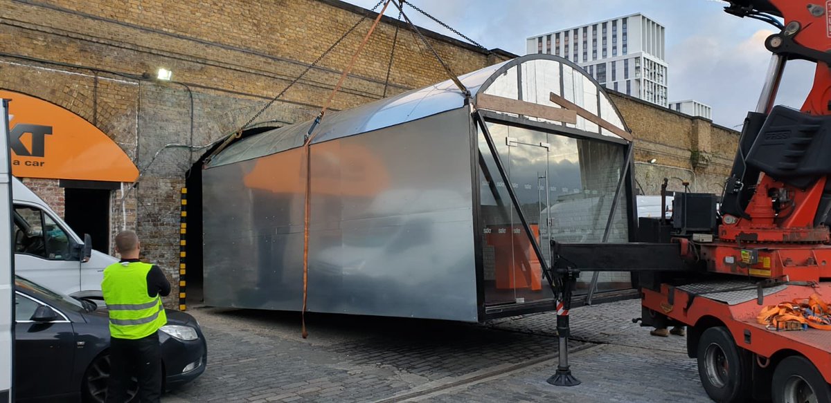 MacTransServs's tweet image. Well done Clif and Luke! Using all their experience and expertise to negotiate central London with this wide load and a made to measure installation. All done before breakfast! #wideload #cranelorry #kiosk #earlydoors