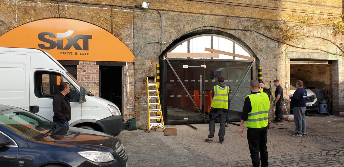 MacTransServs's tweet image. Well done Clif and Luke! Using all their experience and expertise to negotiate central London with this wide load and a made to measure installation. All done before breakfast! #wideload #cranelorry #kiosk #earlydoors